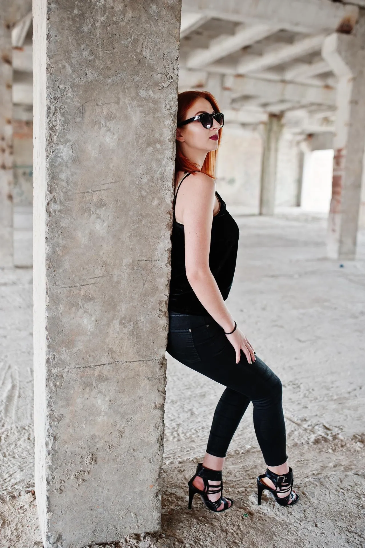 Sandale Avelle negre cu toc inalt si barete